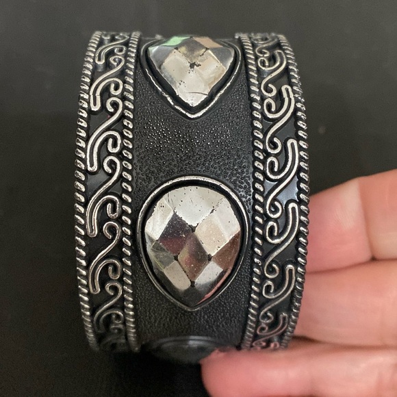 Acrylic hinged Resin Bangle Bracelets- black - Picture 5 of 9